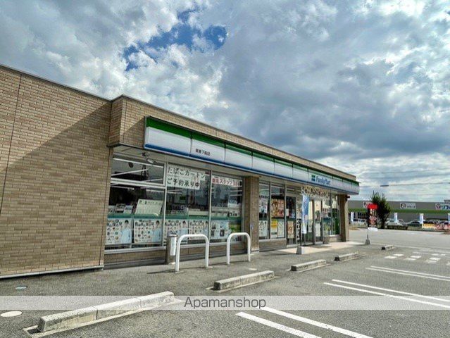 コンビニ　ファミリーマート（コンビニ）まで885m