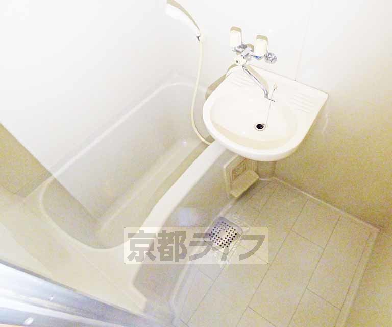 バス・シャワールーム　広々とした浴室です。