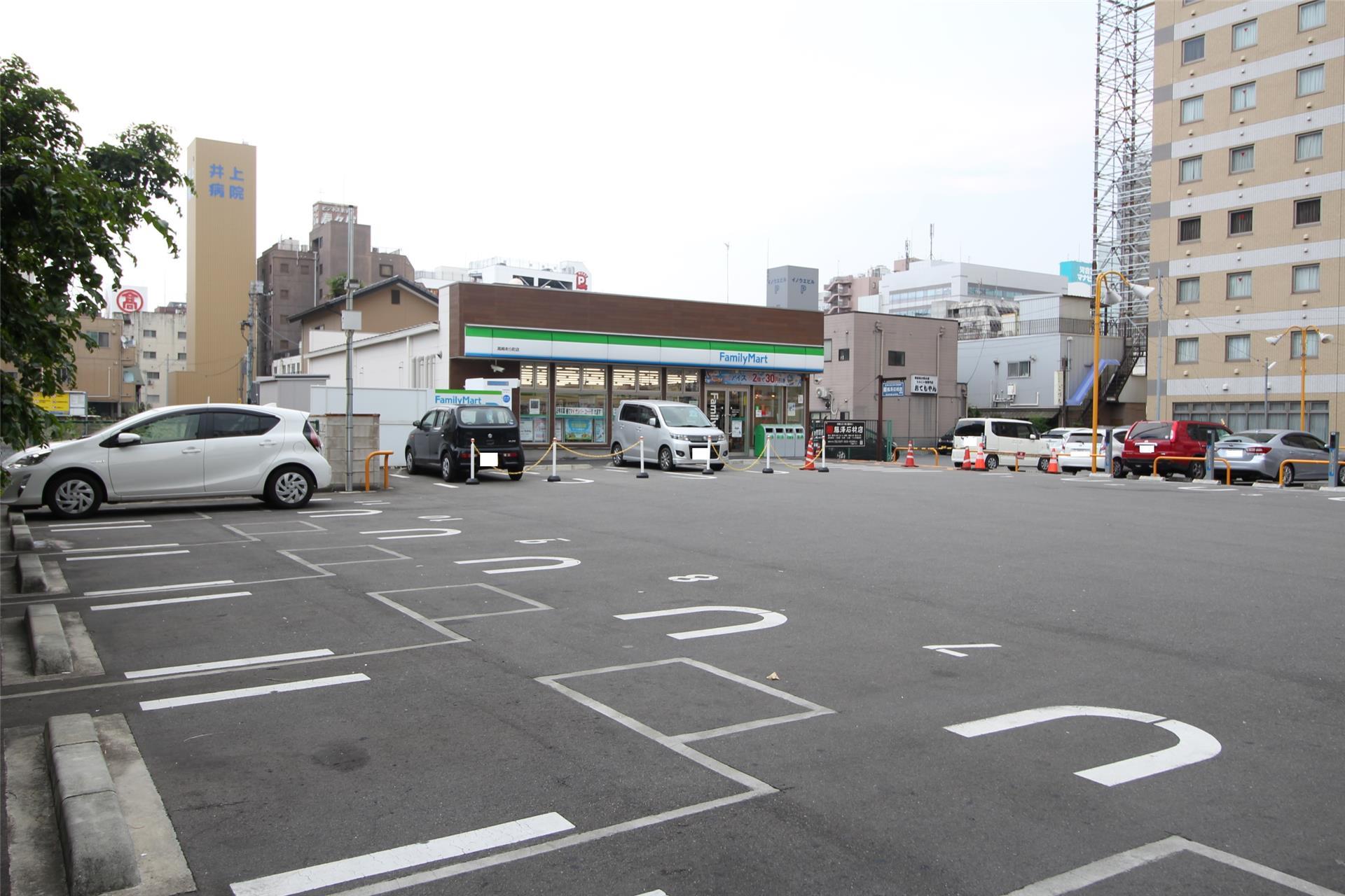 コンビニ　ファミリーマート高崎あら町店（コンビニ）まで215m