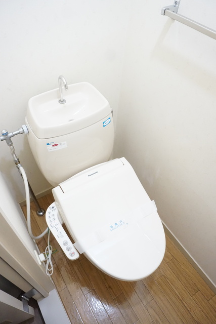 トイレ　暖房＋温水洗浄機能付き便座です☆