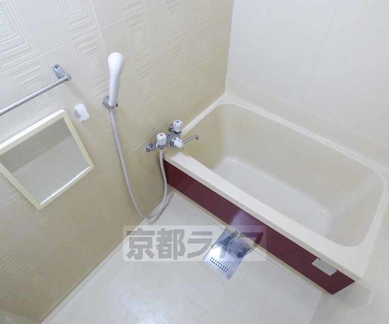 バス・シャワールーム　広々とした浴室です。