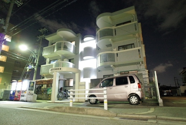 建物外観　夜に撮影しました