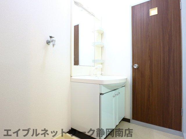 洗面設備　明るい洗面所です