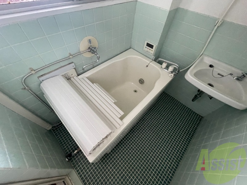 バス・シャワールーム　浴室になります。十分なスペースがございます。