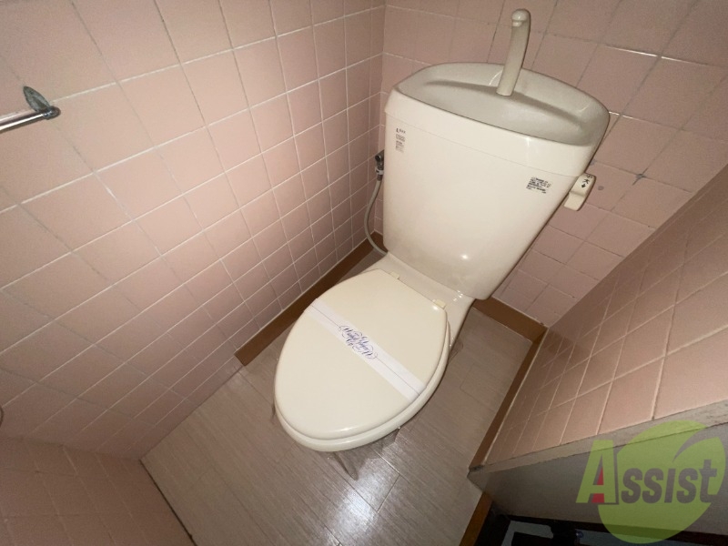 トイレ　トイレになります。十分な広さがあるので快適です。