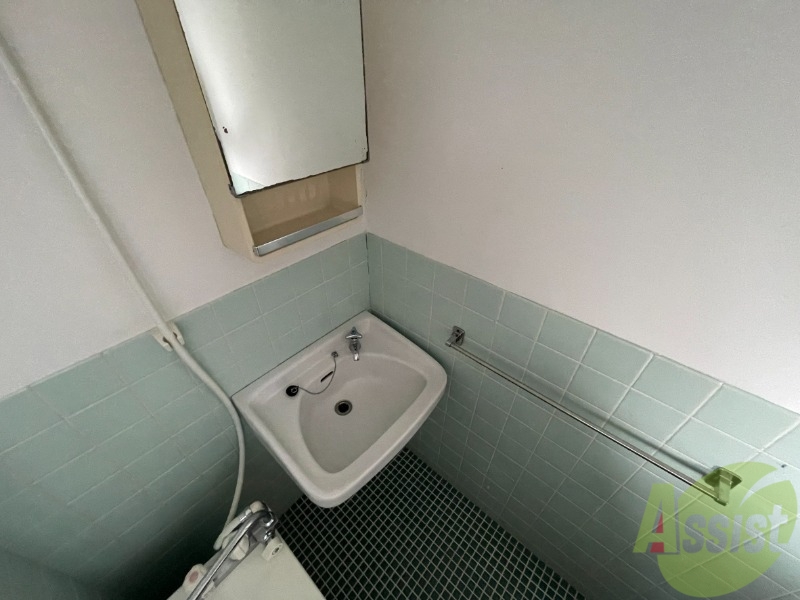 洗面設備　洗面台になります。比較的スペースがございます。