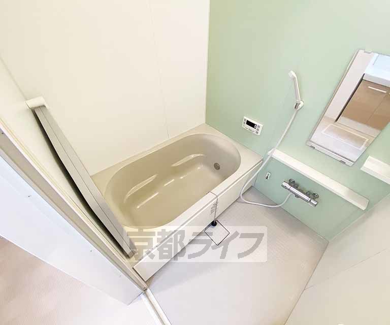 バス・シャワールーム　鏡の付いた便利なお風呂