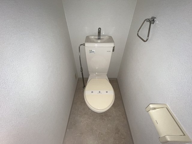 トイレ　落ち着いた色調のトイレです