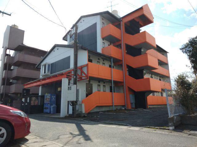 建物外観　オレンジがお洒落