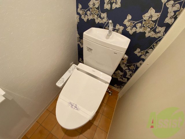 トイレ　トイレはお風呂と別でウォシュレット機能もついてます。