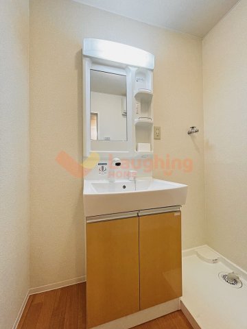 洗面設備　明るい洗面所です