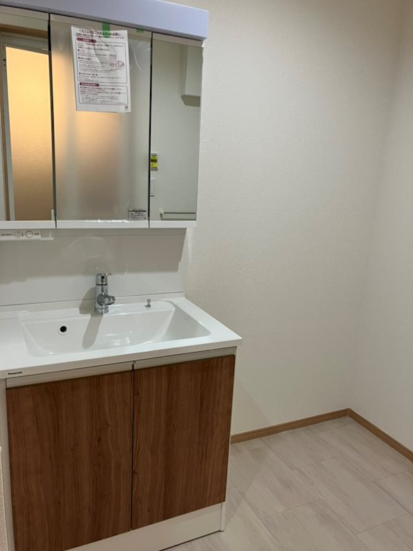 洗面設備　独立洗面所。広い空間で収納もおけます。