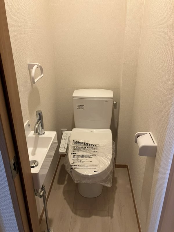 トイレ　2階トイレは手洗場付（人感センサーライト）