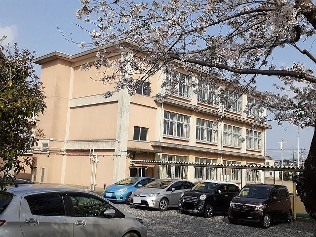 小学校　萩丘小学校（小学校）まで350m