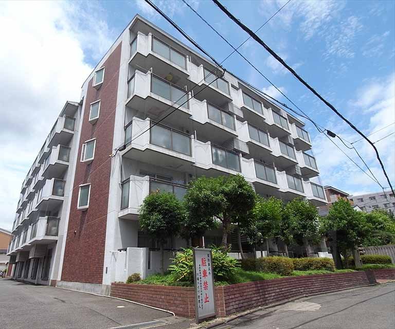 建物外観　建物横に広々とした駐車場付の建物です