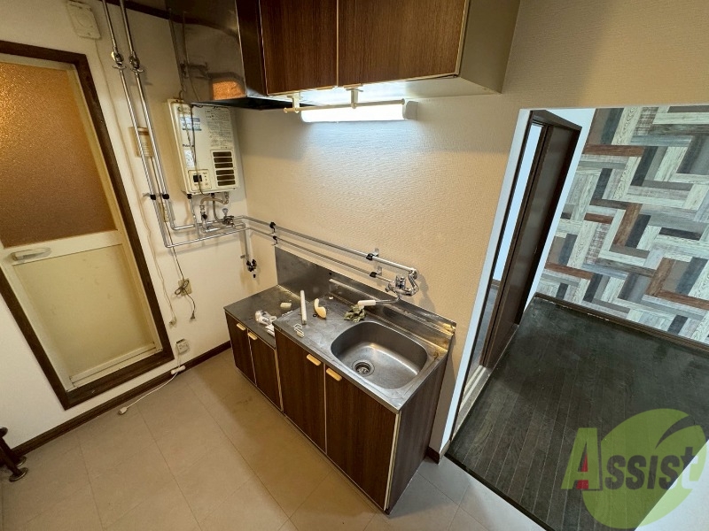 キッチン　キッチン周りは意外と物が多いので棚があるといいですね。