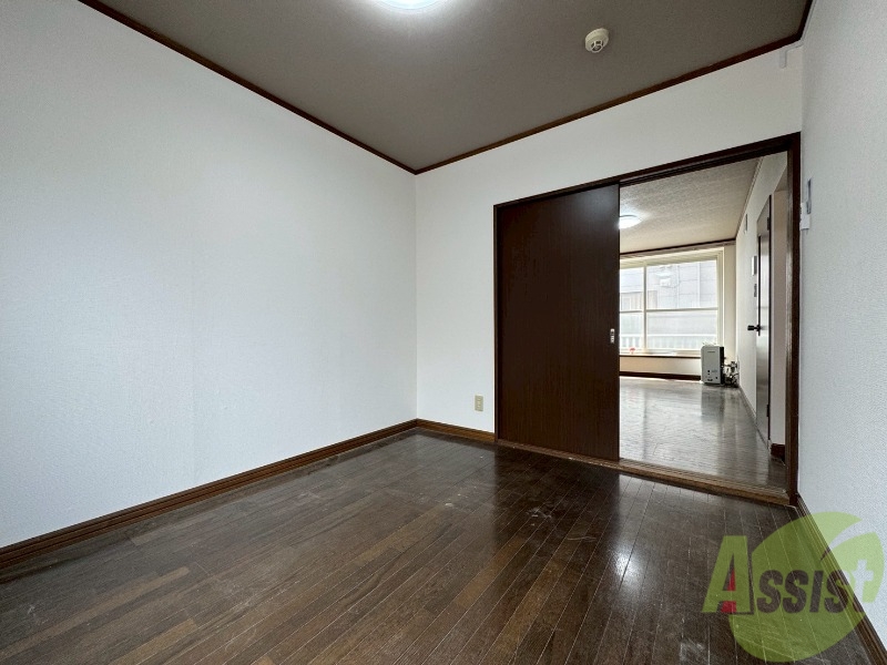 その他部屋・スペース　寝室はこちらです。光が差し込む、温かみのあるお部屋です。