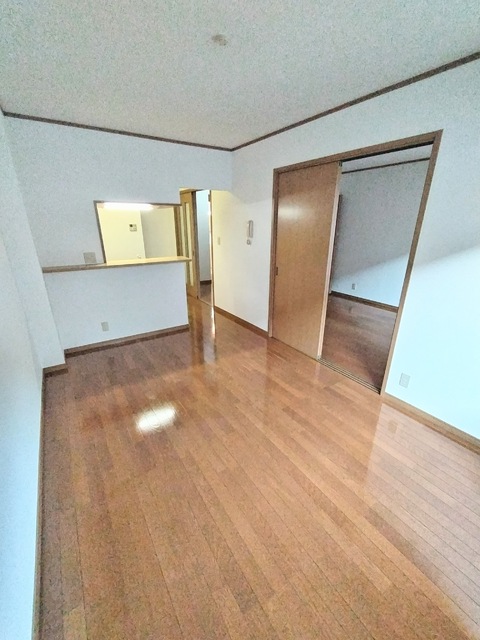 居室・リビング　★南向きで明るい雰囲気のＬＤＫ１０．４帖です★