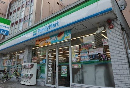 コンビニ　ファミリーマート　草津大路一丁目店（コンビニ）まで323m