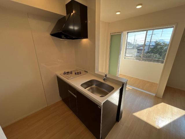 キッチン　建具色・床材・キッチン天板が異なります（イメージ）