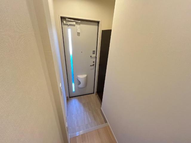 玄関　建具色・床材が異なります（イメージ）