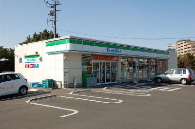 コンビニ　ファミリーマート（コンビニ）まで750m