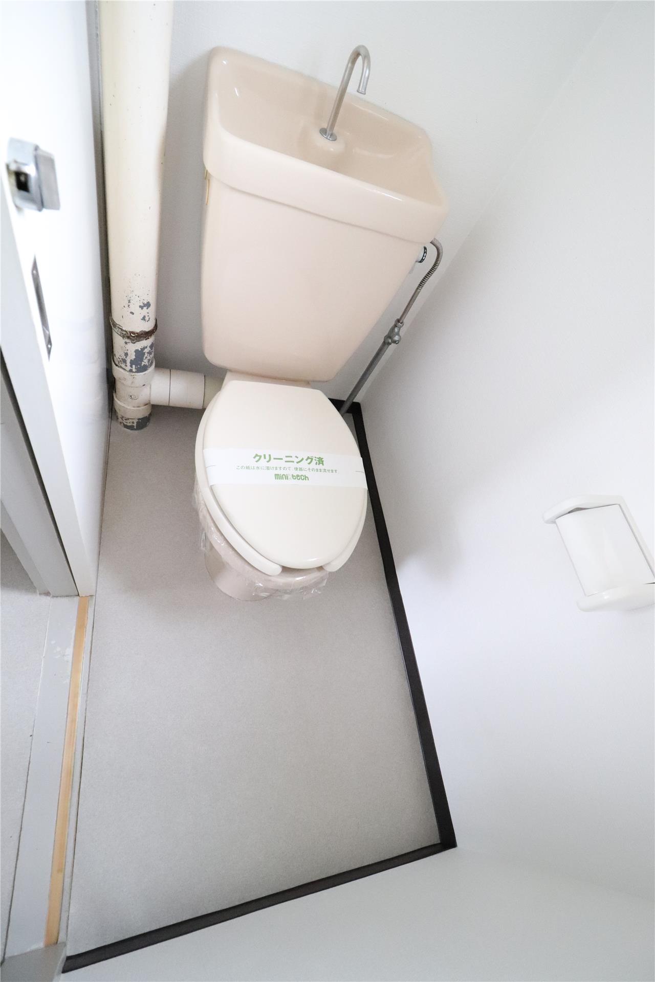 トイレ　温水洗浄便座付。換気扇あり