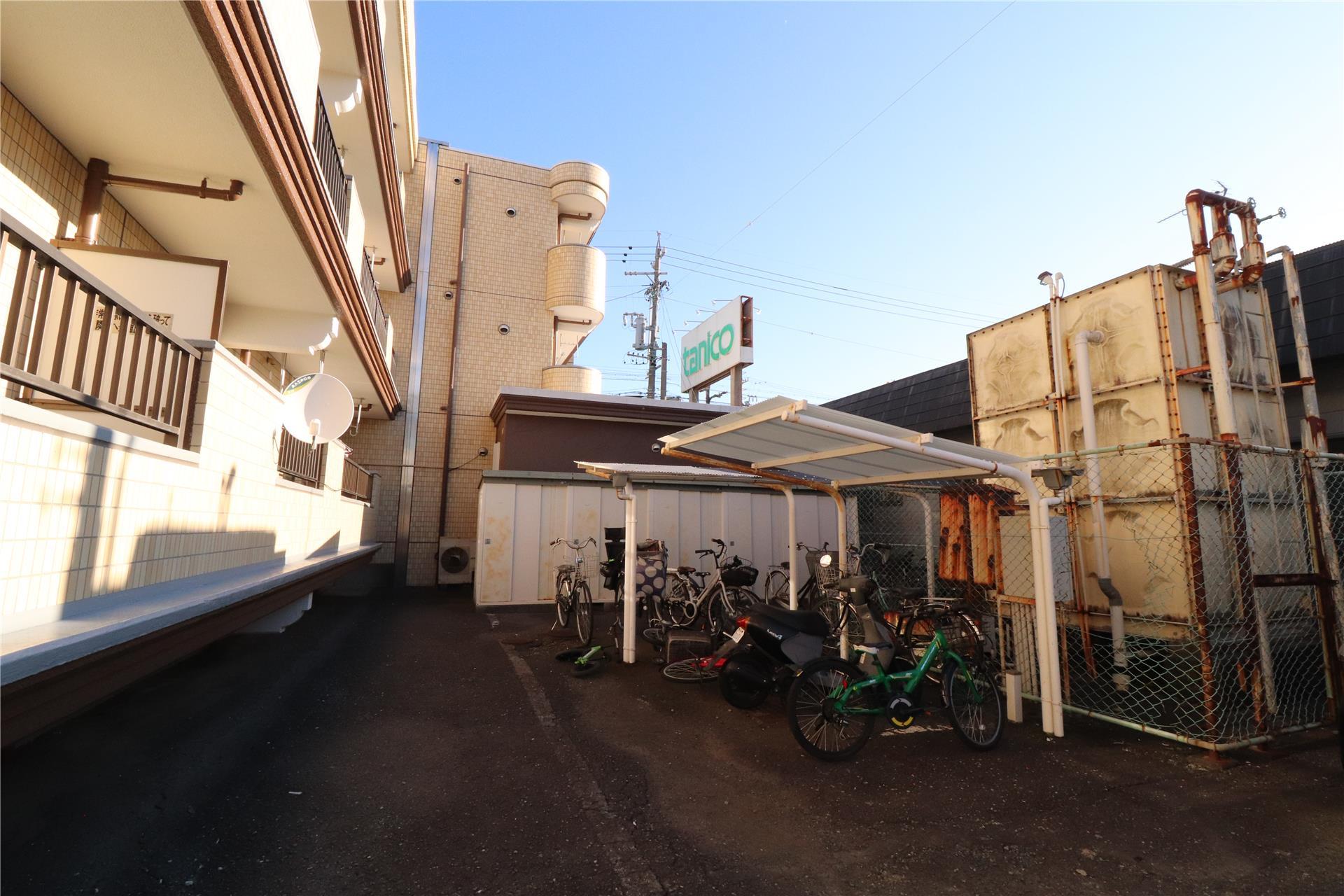 エントランス　共用部分屋根付き駐輪場です
