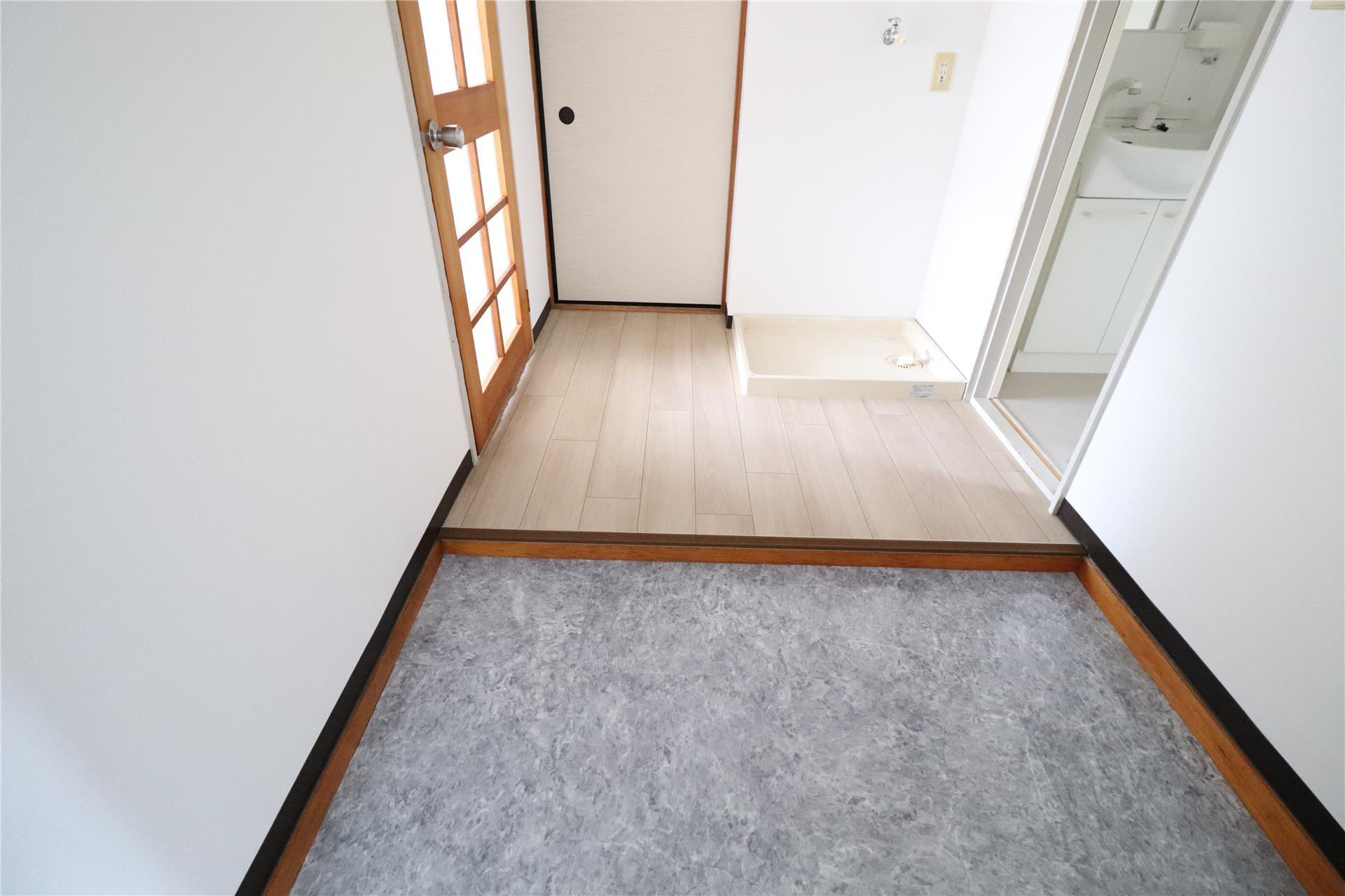 玄関　広めの玄関で明るいです