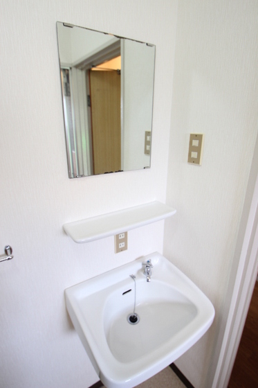 洗面設備　※別号室の写真になります。