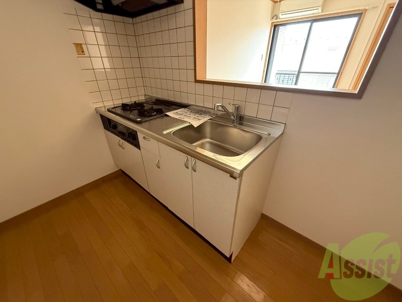 キッチン　キッチンは２口コンロのシステムキッチンです。嬉しいですね。