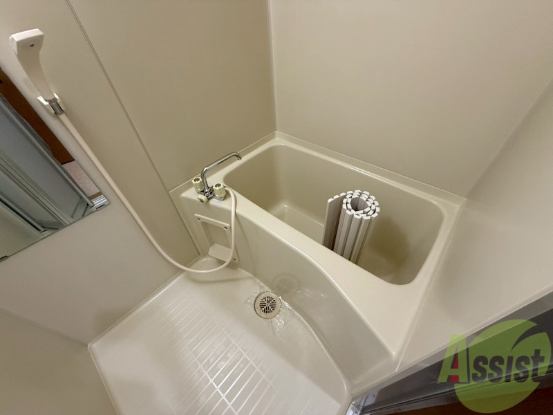 バス・シャワールーム　浴室を撮影しました。肩まで浸かれる深さなのが良いですね。