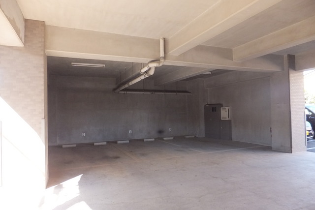 駐車場　屋根付き駐車場ございます