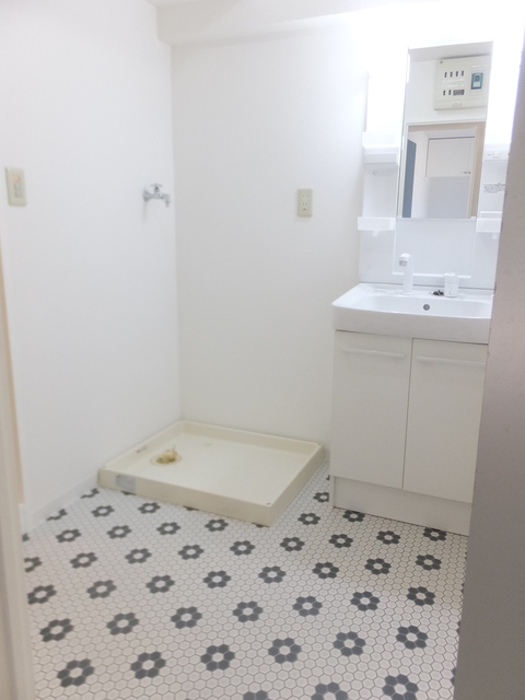 洗面設備　床のアクセントがおしゃれです