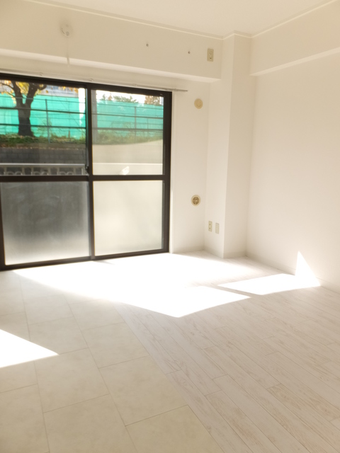 居室・リビング　白を基調としたお部屋