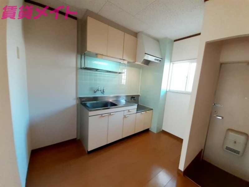 キッチン　同建物の別部屋写真です