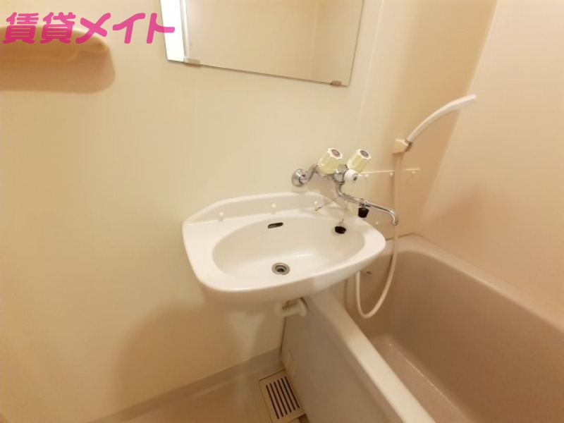 洗面設備　同建物の別部屋写真です