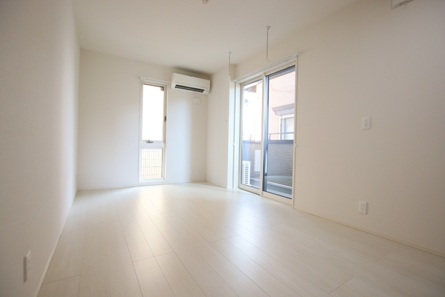 居室・リビング　【洋室９．８帖】　白を基調としたお部屋♪