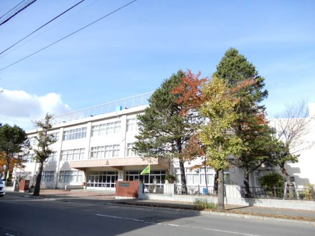 小学校　北小（小学校）まで320m