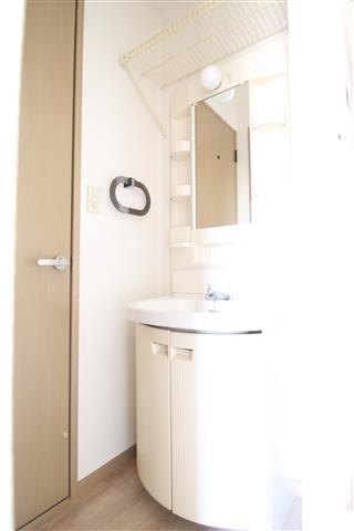 洗面設備　朝の準備に便利な独立洗面台