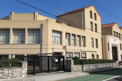 小学校　神戸市立西須磨小学校（小学校）まで606m