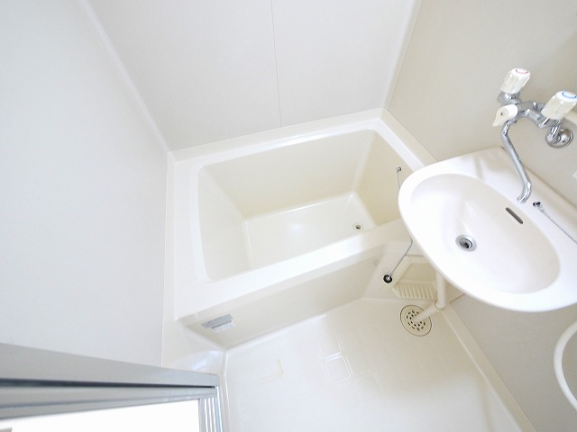 バス・シャワールーム　落ち着いた空間のお風呂です