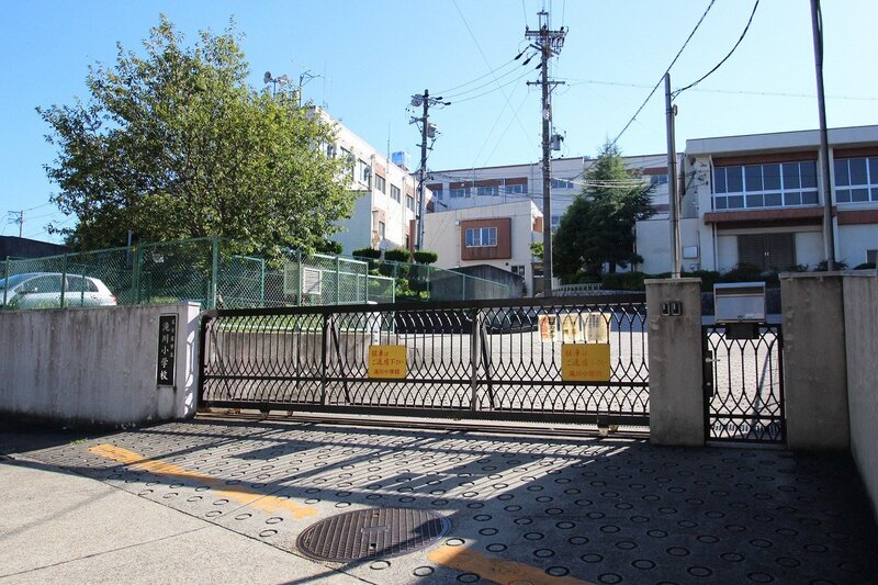 小学校　名古屋市立滝川小学校（小学校）まで303m