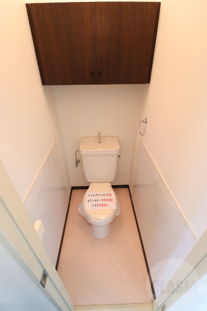 トイレ　収納棚のあるトイレスペース