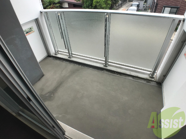 バルコニー　幅があり広めの印象でした。のびのびと作業が出来そうです。