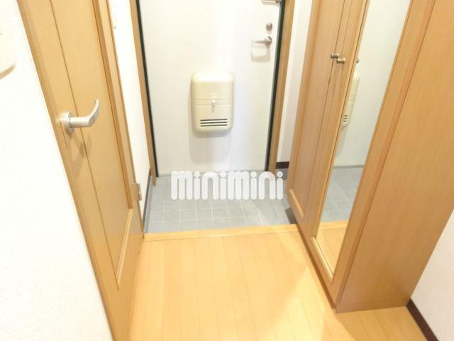 玄関　照明が明るい玄関です