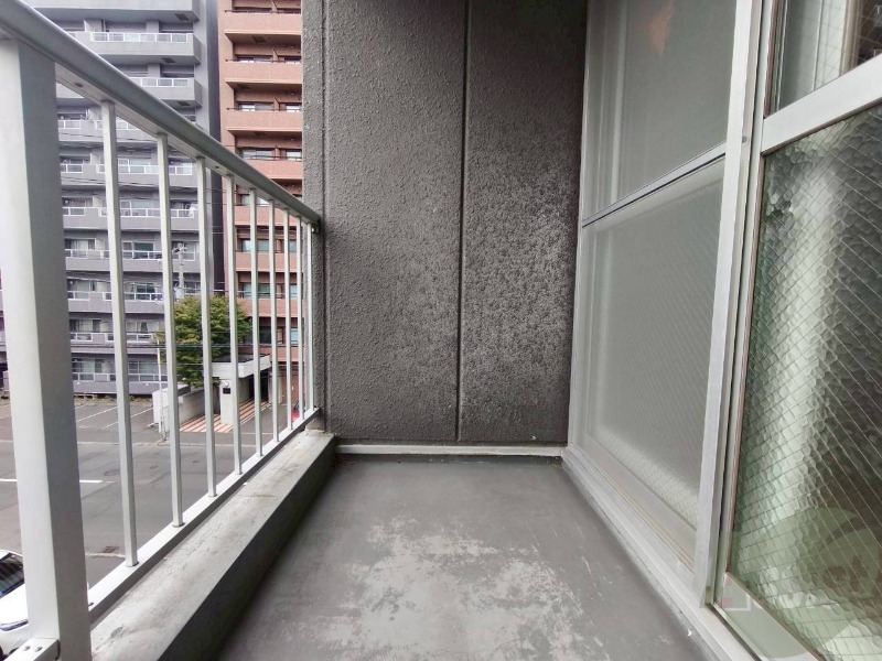 バルコニー　バルコニーは幅があり、広い印象を受けました。