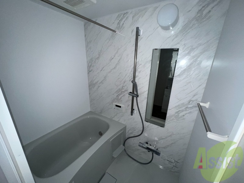 バス・シャワールーム　浴室乾燥のついた室内設備の優れた浴室です。