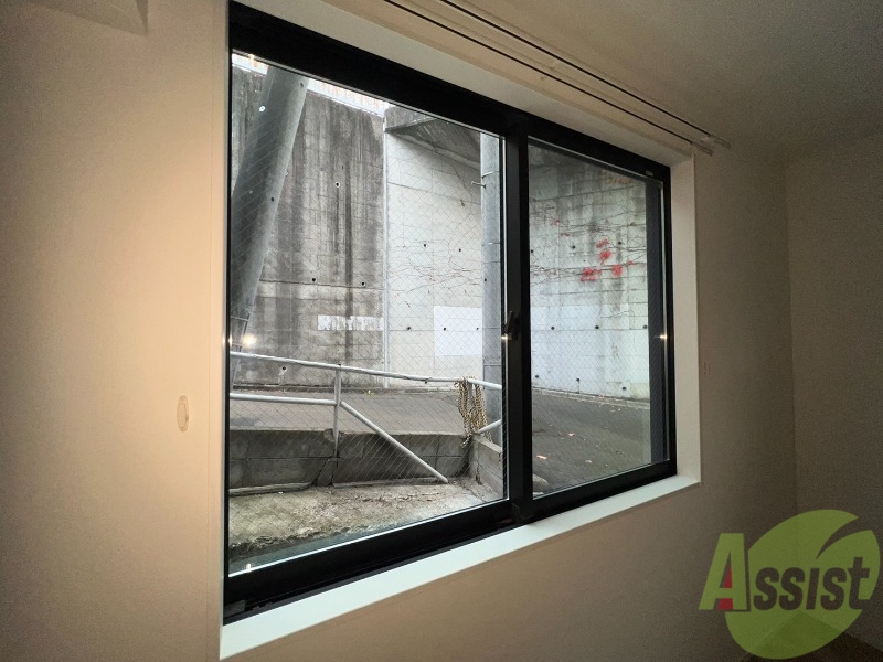 バルコニー　ベランダはございませんが、洗濯物は室内に干すことが出来ます。