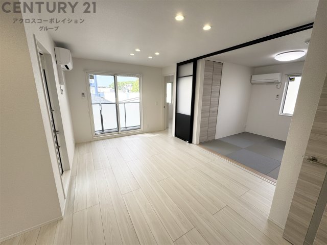 居室・リビング　自由にお部屋の大きさを変えれる引き戸があるリビング